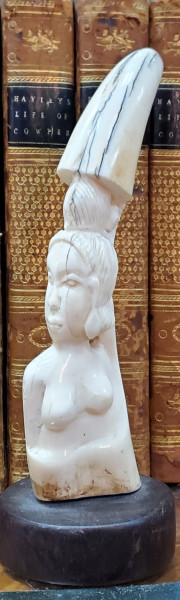 STATUETA DIN FILDES , REPREZENTAND O ZEITATE FEMININA , AFRICANA , PE SUPORT DE LEMN