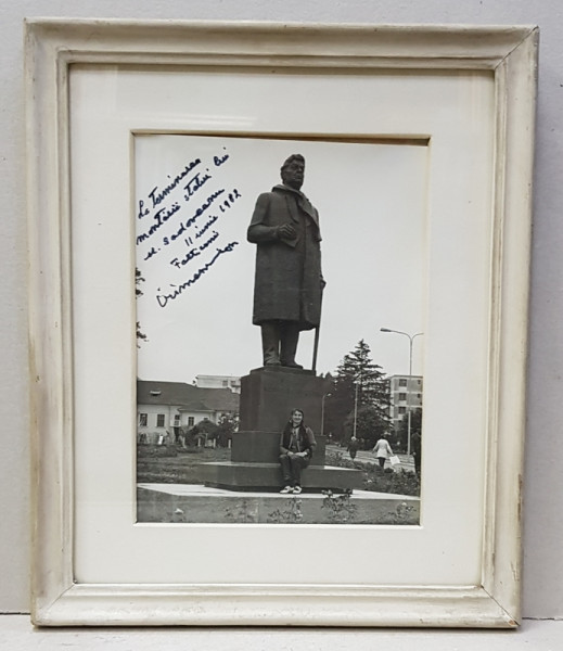 STATUIA LUI MIHAIL SADOVEANU DIN FALTICENI , LA TERMINAREA MONTARII , SEMNATA DE SCULPTORUL IRIMESCU , FOTOGRAFIE CU PASPARTU , INRAMATA CU STICLA , MONOCROMA , DATATA 1982