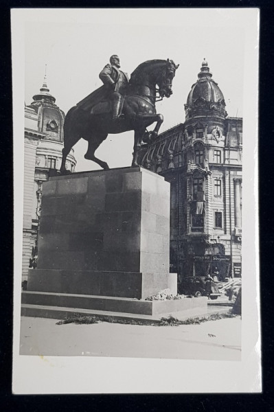 STATUIA REGELUI CAROL I , EXECUTATA DE SCULPTORUL MESTROVICI , VIS -A - VIS DE PALATULREGAL , FOTOGRAFIE TIP CARTE POSTALA , MONOCROMA, NECIRCULATA , DATATA 1944