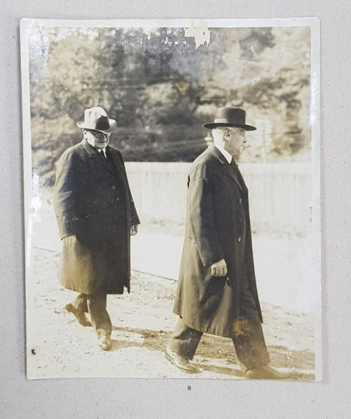 STEFAN CICIO POP , MINISTRU DE EXTERNE  - 9 IANUARIE - 13 MARTIE 1920, FRUNTAS P.N.T. , INSOTIT DE UN DOMN , FOTOGRAFIE MONOCROMA , PERIOADA INTERBELICA , PREZINTA PETE SI EXFOLIERI *