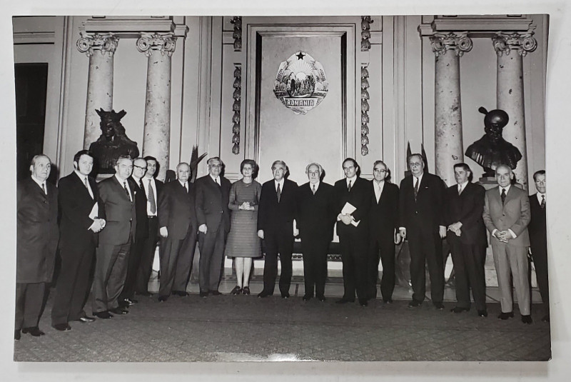 STEFAN VOITEC INCONJURAT DE OFICIALI , FOTOGRAFIE DE GRUP , ANII  ' 70