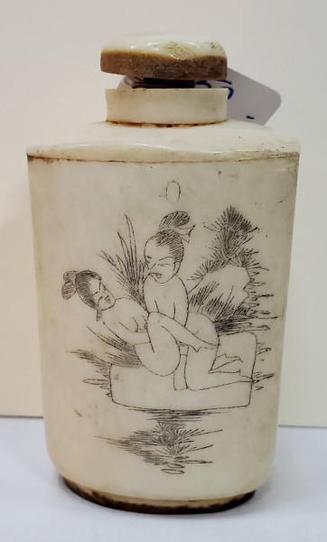 Sticla pentru parfum/opiu decorata cu scene erotice, China, Secol XX