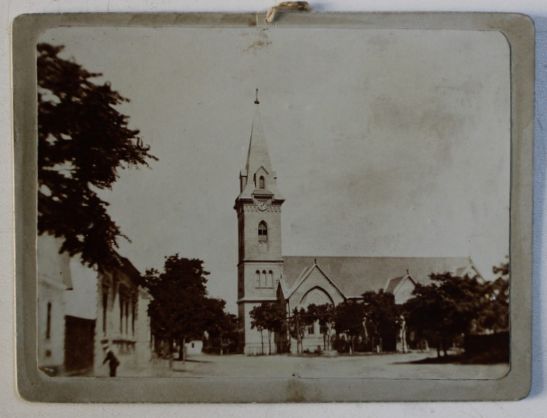 STRADA CU BISERICA CATOLICA, FOTOGRAFIE MONOCROMA , LIPITA PE CARTON , PE HARTIE LUCIOASA , CCA . 1900