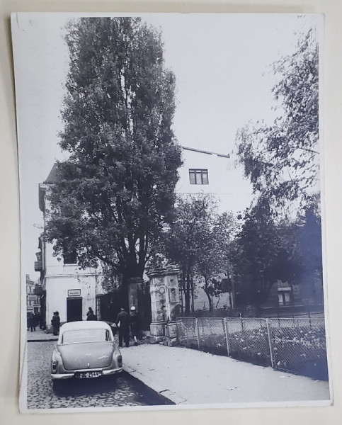 STRADA FRANCEZA , SPRE INTRAREA BISERICII '' SF. ANTONIE - CURTEA VECHE '' , BUCURESTI , FOTOGRAFIE , ANII ' 60 - ' 70
