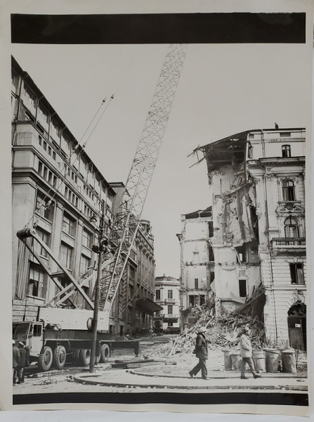 STRADA LIPSCANI , ZONA MAGAZINULUI VICTORIA , CLADIRI AFECTATE DE CUTREMURUL DIN 1977 , FOTOGRAFIE DE PRESA , ANII ' 70
