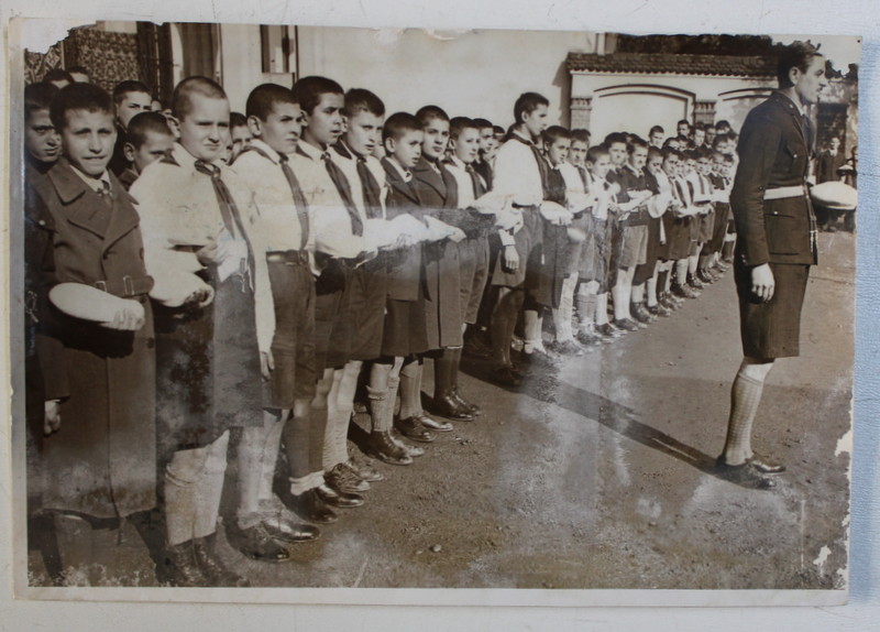 STRAJERII LA COMEMORAREA PATRONULUI LICEULUI CANTEMIR DIN BUCURESTI , FOTOGRAFIE DE IOSIF BERMAN , MONOCROMA, PE HARTI ELUCIOASA , PERIOADA INTERBELICA , PREZINTA PETE SI EXFOLIERI *