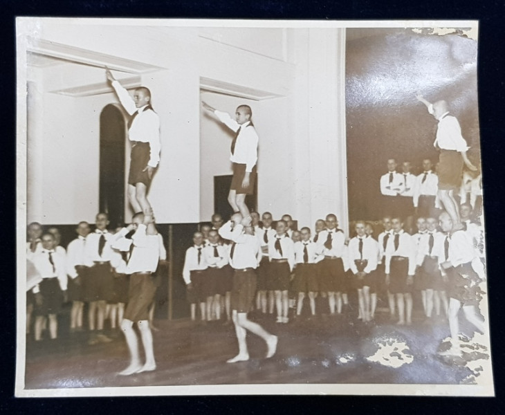 STRAJERII UCENICI DE LA CAMINUL OBOR , FACAND DEMONSTRATII IN FATA OASPETILOR CEHOSLOVACI SI IUGOSLAVI , FOTOGRAFIE DE IOSIF BERMAN ,  MONOCROMA, PERIOADA INTERBELICA  , PREZINTA EXFOLIERI IN PARTEA DREAPTA *