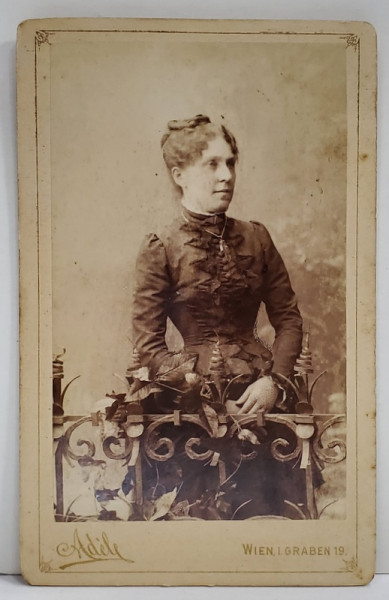 STUDIO ADELE , VIENA , DOAMNA CU ROCHIE NEAGRA , FOTOGRAFIE C.D.V. , 1884