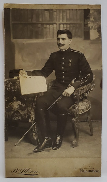 STUDIO B. ATHEN , BUCURESTI , OFITER PE FOTOLIU , FOTOGRAFIE CABINET , SFARSITUL SEC.XIX , MARGINI DECUPATE