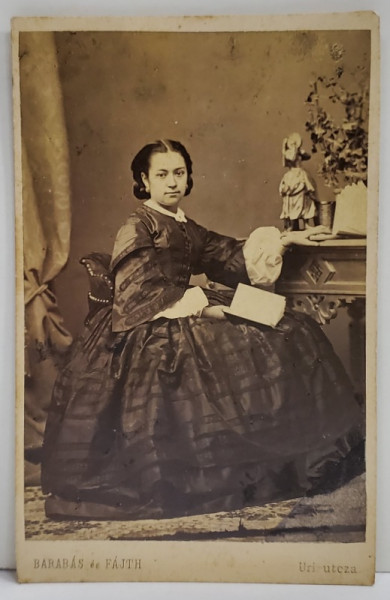 STUDIO BARABAS es FAJTH , PESTA , DOAMNA CU CARTEA , FOTOGRAFIE C.D.V. , SFARSITUL SEC. XIX