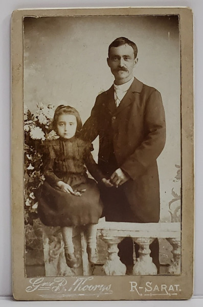 STUDIO BERNHARDT - MOORYS , RAMNICU - SARAT , TATAL CU FIICA , FOTOGRAFIE TIP C.D.V. , INCEPUTUL SEC. XX