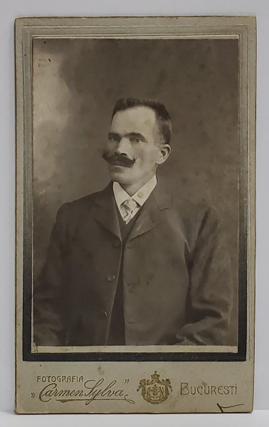 STUDIO ' CARMEN SYLVA ' M. CONSTANTINESCU , BUCURESTI , FOTOGRAFIE C.D.V. , BARBAT CU MUSTATA IN FURCULITA  , SFARSITUL SEC. XIX
