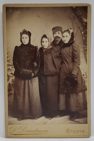 STUDIO D. DEMETRESCU , CRAIOVA , FOTOGRAFIE DE GRUP , TREI TINERE SI UN BARBAT DE ORIGINE EVREEASCA  DIN CRAIOVA , NOMINALIZATI PE VERSO , FOTOGRAFIE CABINET , SFARSITUL SEC. XIX