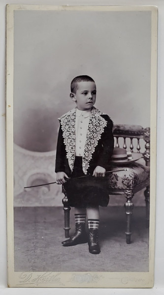 STUDIO D. HEITLER , CRAIOVA , BAIETELUL DOCTORULUI MARCU DIN CRAIOVA , POZA IN STUDIO , FOTOGRAFIE CABINET , CCA. 1900