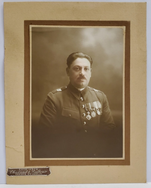 STUDIO FOTO - ARTA , FOTOGRAF CHALAND si PALTOUR , CRAIOVA , MILITAR ROMAN CU DECORATII PE PIEPT , FOTOGRAFIE , INTERBELICA