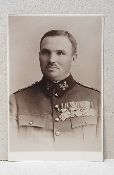 STUDIO FOTO CONST. BONI , CALARASI , OFITER ROMAN IN UNIFORMA CU DECORATII , FOTOGRAFIE TIP CARTE POSTALA , 1931