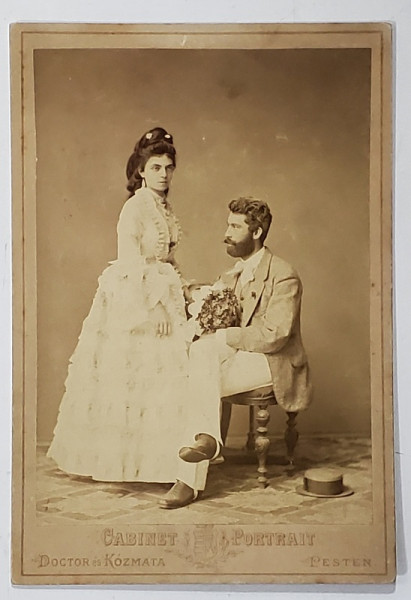 STUDIO FOTO DOCTOR es KOZMATA , PESTEN , CUPLU DE TINERI IN STUDIO , FOTOGRAFIE CABINET , CCA. 1900