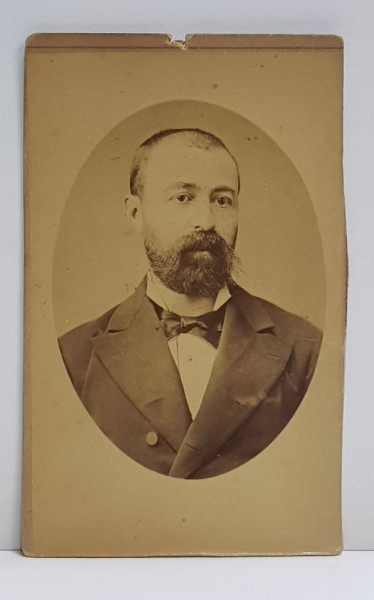 STUDIO FOTO M. SPIRESCU - GALATI , PORTRETUL UNUI DOMN CU BARBA , FOTOGRAFIE TIP C.D.V. , MONOCROMA , PE SUPORT DIN CARTON , SFARSITUL SECOLULUI XIX , TAIATA IN PARTEA DREAPTA