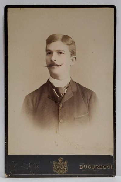 STUDIO FOTO SZOLLLOSY , BUCURESTI , TANAR CU MUSTATA IN FURCULITA , FOTOGRAFIE CABINET , CCA . 1900