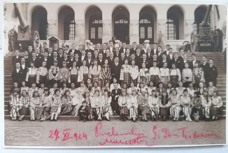 STUDIO FOTO TEHNICA , FOTOGRAFIE DE GRUP PE TREPTELE FOSTULUI MUZEU MILITAR DIN PARCUL CAROL , CARTE POSTALA , DATATA 1924
