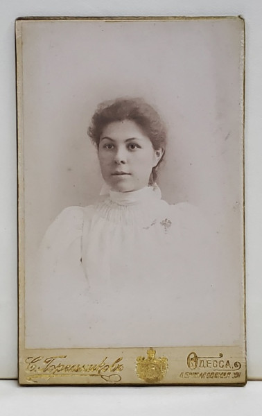 STUDIO FOTO TORENINKOVA , ODESSA , TANARA CU ROCHIE ALBA , FOTOGRAFIE TIP C.D.V. , SFARSITUL SEC. XIX