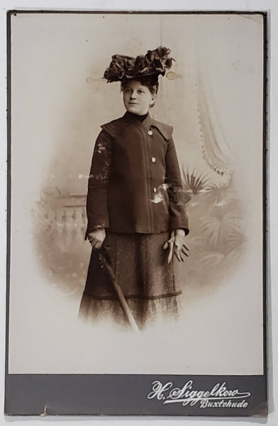 STUDIO H. SIGGELKOW , BUXTEHUDE ,  FOTOGRAFIE CABINET , CCA. 1900