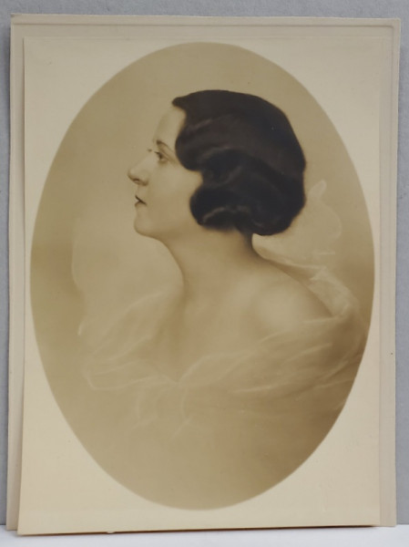 STUDIO JULIETTA , PORTRETUL DOAMNEI MAGDALENA GARNETIU , POZA IN MEDALION , PE PASPARTU DIN CARTON , DATATA 1930