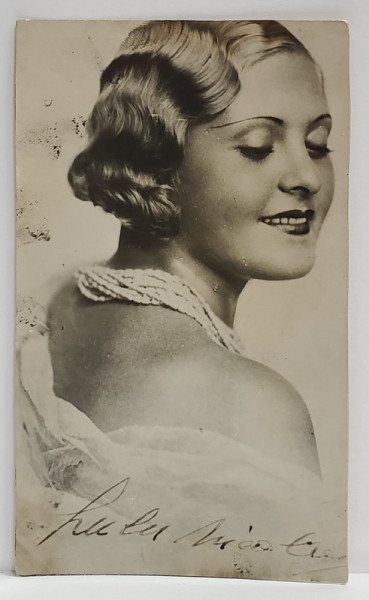 STUDIO  JULIETTA , TANARA CU MARGELE  , FOTOGRAFIE SEMNATA , FORMAT CARTE POSTALA ,  INTERBELICA