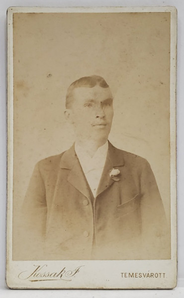 STUDIO KOSSAK JOSEF , TEMESVAROTT , PORTRETUL  UNUI TANAR CU FLOARE LA BUTONIERA , FOTOGRAFIE C.D.V. , 1895