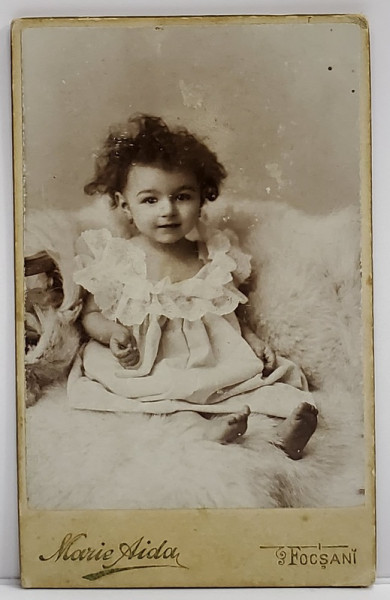 STUDIO MARIE AIDA , FOCSANI , FETITA CU PAR BUCLAT , FOTOGRAFIE TIP C.D.V. , INCEPUTUL SEC. XX