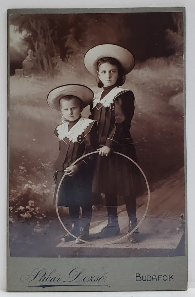 STUDIO PABAR DESZO , BUDAFOK , COPII CU CERCUL IN STUDIO , FOTOGRAFIE CABINET , CCA . 1900