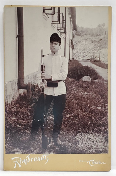 STUDIO REMBRANDT , CRAIOVA , TANARUL J. ESKENASY IN UNIFORMA , CU PUSCA CU BAIONETA , FOTOGRAFIE CABINET , DATATA 1901 PE VERSO