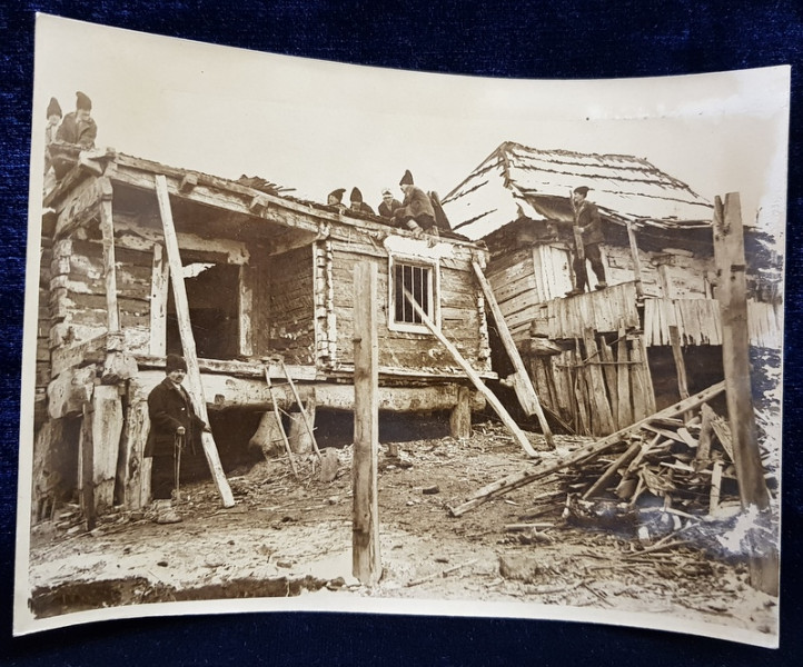 SURPARI DE TEREN LA RADINESTI , GORJ , DEMONTAREA CASELOR PENTRU MUTARE , FOTOGRAFIE DE IOSIF BERMAN , PERIOADA INTERBELICA