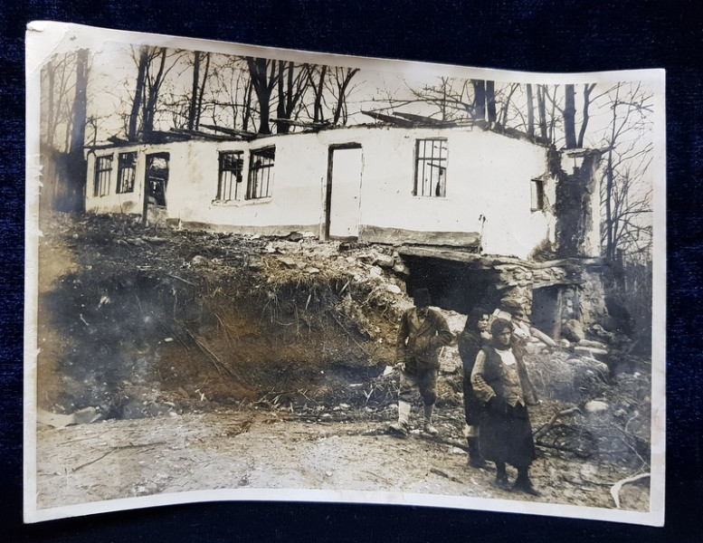 SURPARILE DE PAMANT DE LA DOFTANA , FOTOGRAFIE DE IOSIF BERMAN , GOSPODARIE  EVACUATA , DATATA NOIEMBRIE 1940 , PREZINTA PETE SI URME DE UZURA *