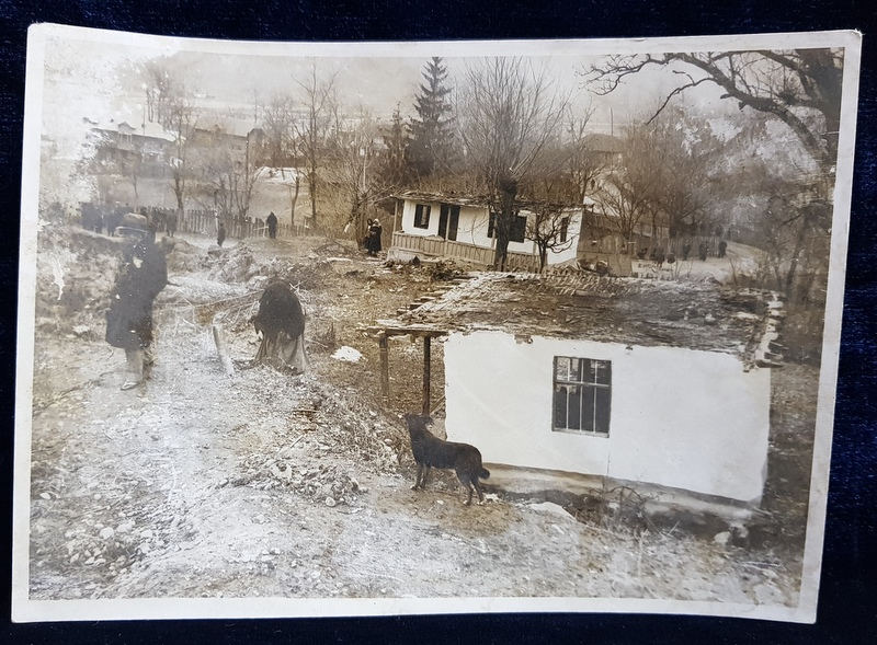 SURPARILE DE PAMANT DE LA DOFTANA , FOTOGRAFIE DE IOSIF BERMAN , GOSPODARII EVACUATE , DATATA NOIEMBRIE 1940 , PREZINTA PETE SI URME DE UZURA *