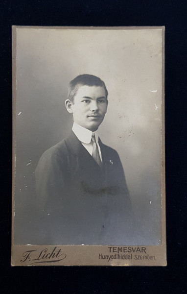 TANAR CU COSTUM SI CRAVATA , POZAND IN STUDIO , FOTOGRAFIE TIP C.D.V. , PE HARTIE LUCIOASA , LIPITA PE CARTON , CCA. 1900