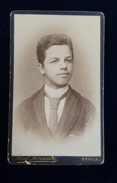 TANAR CU CRAVATA , POZAND IN STUDIO , FOTOGRAFIE TIP C.D.V. , PE HARTIE LUCIOASA , LIPITA PE CARTON , MONOCROMA, CCA. 1900