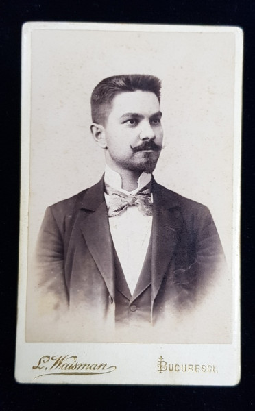 TANAR CU MUSTATA SI PAPION , POZAND IN STUDIO , FOTOGRAFIE TIP C.D.V. , LIPITA PE CARTON , MONOCROMA, PE HARTIE LUCIOASA , DATATA 1897