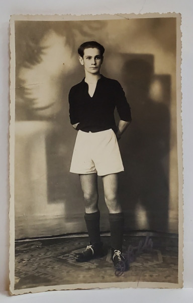 TANAR IN ECHIPAMENT DE FOTBALIST , FOTOGRAFIE FORMAT CARTE POSTALA , INTERBELICA