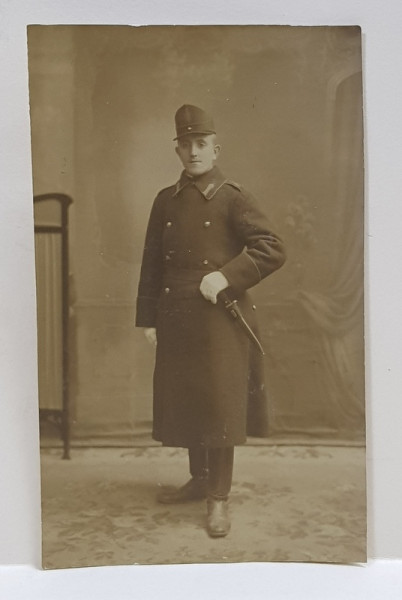 TANAR IN UNIFORMA MILITARA , CU MANTA SI BAIONETA , POZAND IN STUDIO , CARTE POSTALA ILUSTRATA , MONOCROMA, CIRCULATA , INCEPUTUL SECOLULUI XX