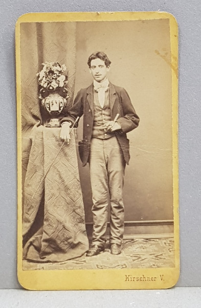TANAR LANGA O VAZA DE FLORI PE PIEDESTAL , FOTOGRAFIE TIP C.D.V. , STUDIO KIRSCHNER V. , BUDA , CCA . 1890