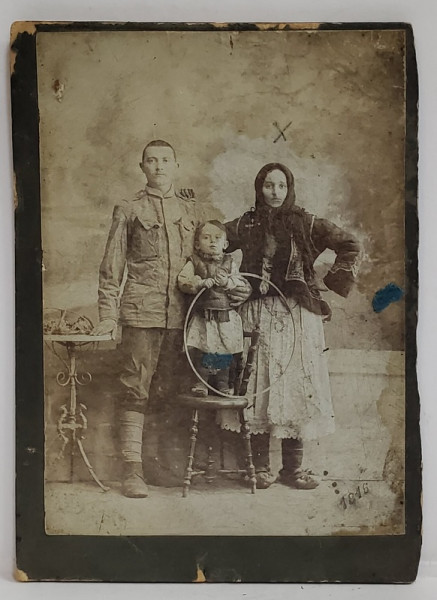 TANAR MILITAR CU SOTIA SI COPILUL , FOTOGRAFIE , SFARSIT DE SECOL XIX