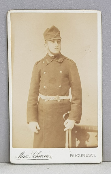 TANAR MILITAR IN UNIFORMA , CU SABIE , FOTOGRAFIE TIP C.D.V. , STUDIO MAX SCHWARRZ , BUCURESTI , CCA. 1900