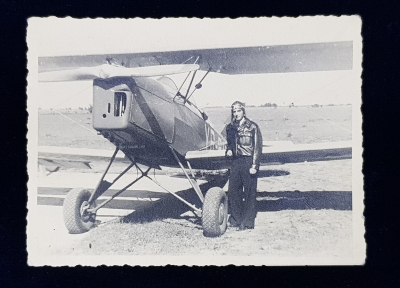 TANAR PILOT POZAND LANGA UN AVION BIPLAN , FOTOGRAFIE DE JEAN FEDER , MONOCROMA, PERIOADA INTERBELICA