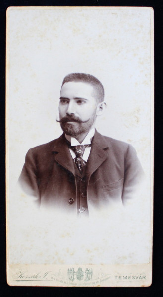 TANAR POZAND IN STUDIO , FOTOGRAFIE TIP CABINET , PE HARTIE LUCIOASA , LIPITA PE CARTON , CCA. 1900