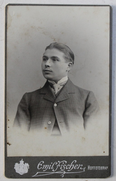 TANAR POZAND IN STUDIO  - FOTOGRAFIE TIP C.D.V. , PE HARTIE LUCIOASA , LIPITA PE CARTON , DATATA PE VERSO 1905