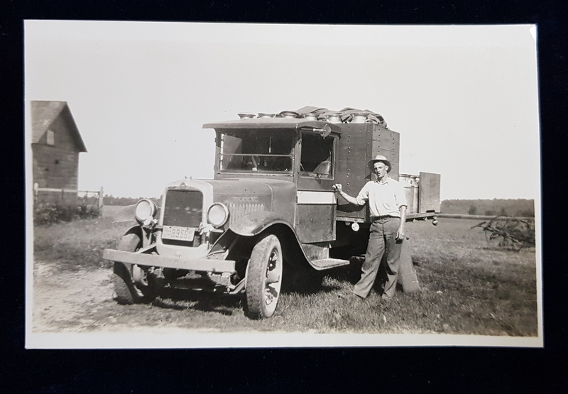 TANAR POZAND LANGA O CAMIONETA CARE TRANSPORTA LAPTE DE LA O FERMA LA ORAS , FOTOGRAFIE TIP CARTE POSTALA , MONOCROMA, PE HARTIE LUCIOASA , PERIOADA INTERBELICA