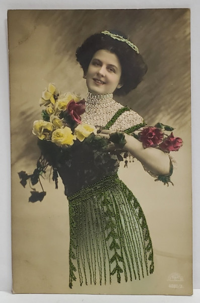 TANARA CU BUCHET DE TRANDAFIRI  , CARTE POSTALA CU CUSATURI DIN FIR DE MATASE , INCEPUTUL SEC. XX
