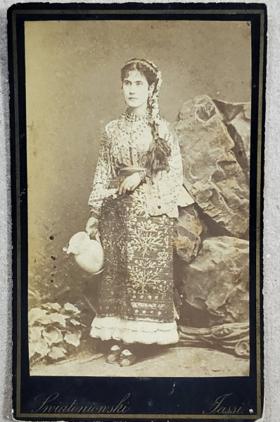 TANARA CU COSTUM POPULAR CU CANA LA IZVOR , FOTOGRAFIE C.D.V. , FOTOGRAF SWIATONIOWSKI , IASI , SFARSITUL SEC. XIX