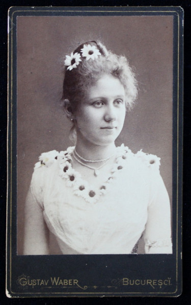TANARA CU MARGARETE IN PAR , FOTOGRAFIE DE GUSTAV WABER , BUCURESTI , TIP C.D.V. , LIPITA PE CARTON , CCA. 1900